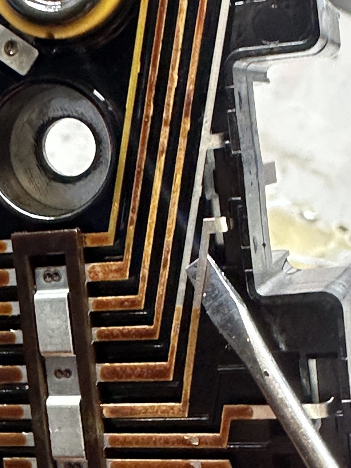 Оборванный контакт на плате управления гидроблока