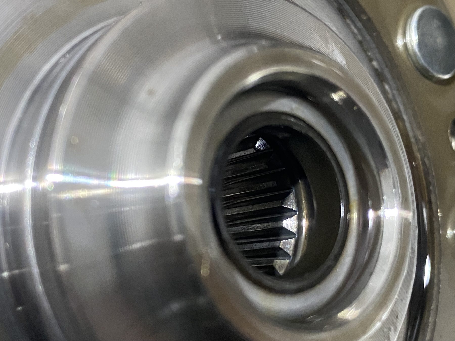 Износ уплотнения гидротрансформатора крупным планом