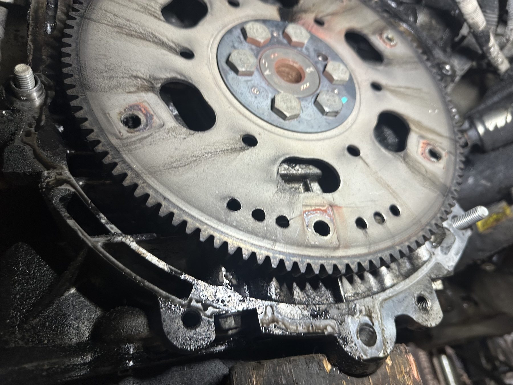 Вид на маховик после снятия коробки передач